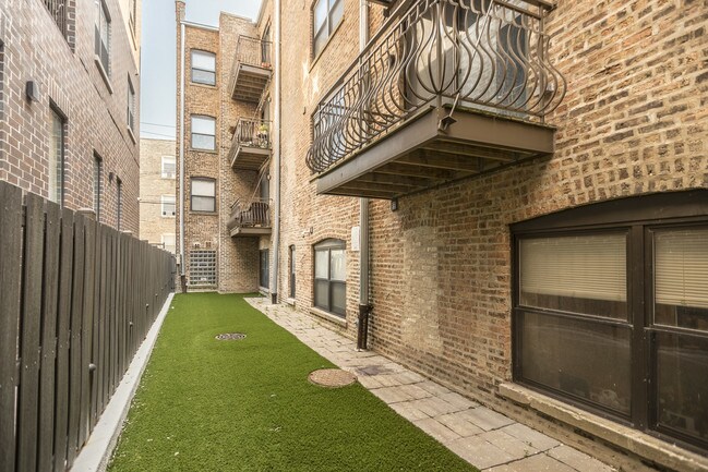 Photo - Lincoln Square Commons - 4759 N Maplewood Ave