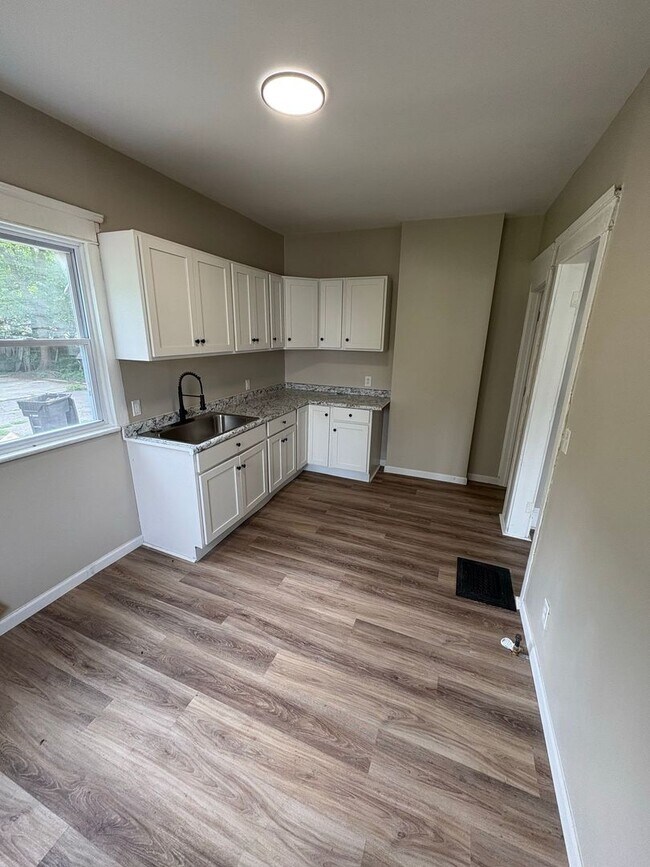 Photo - Linwood Ave. 7417-7419 Unit #7417 - vacant