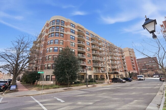 Building Photo - Updated 2BR Condo in Old Town Alexandria - 2 blocks to Metro