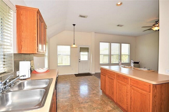 2608 Courtyard Ln