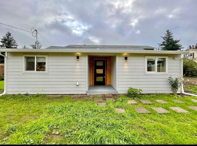 Photo - Stunning Mid Century Modern Cottage In Mill Park Neighborhood~  Large Yard w/ Privacy Fence~ Wash...