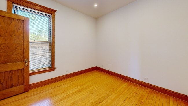 Building Photo - 1742 W Addison St Rental