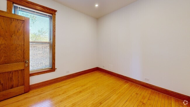 Building Photo - 1742 W Addison St Rental