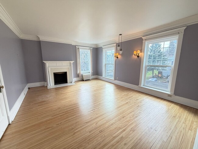 Photo - Beautiful 4 Bedroom/2 Bathroom Second Floor Apartment in East Duluth Mansion with Utilities Inclu... Unidad 2307 E Superior St - 2