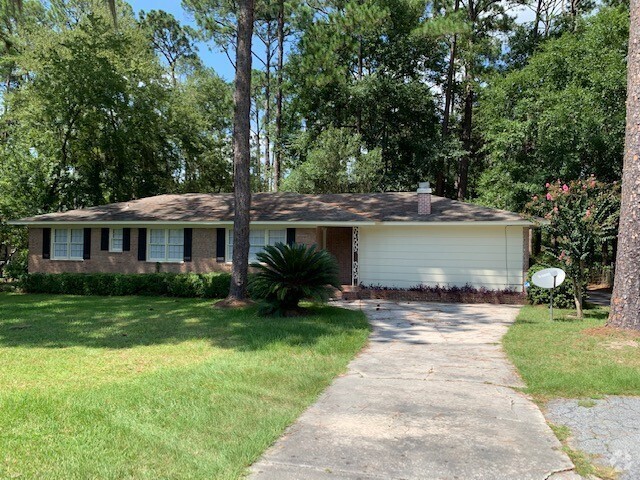 Building Photo - Large 3 Bedroom/2 Bath Home