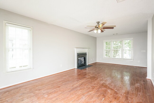 Photo - 221 Guinevere Ct