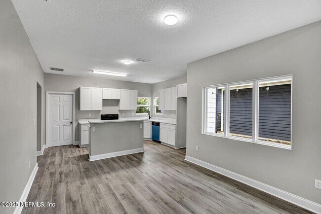 Photo - 938 Alderside St