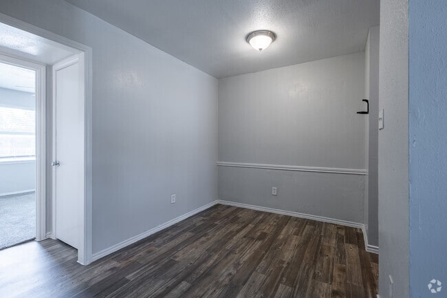 B5 1BR, 1BA - 625SF - Dining Room