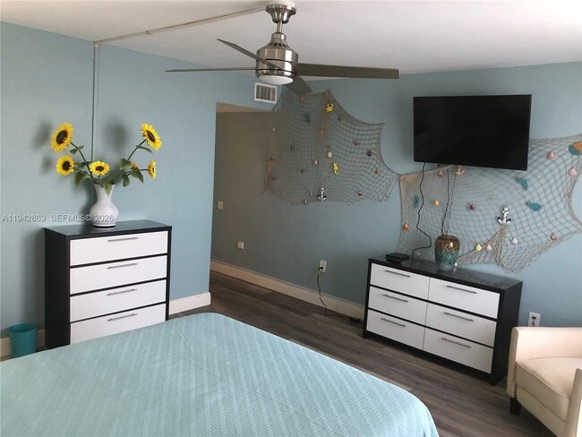 Building Photo - 801 S Ocean Dr Unit 1004