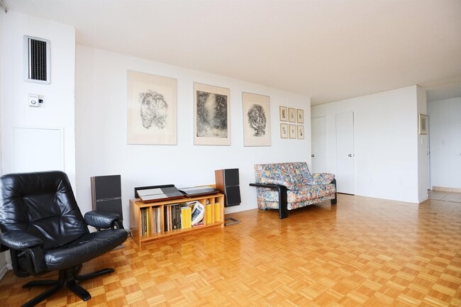 Photo - 11 Wincott Dr