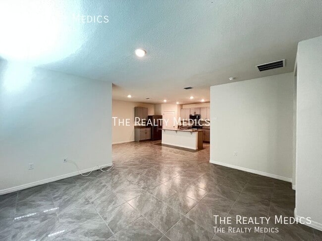 Photo - 536 Emily Gln St