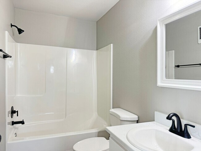 Photo - 18th811-813 Unit 18th811