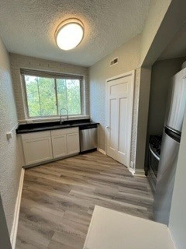 Photo - 2560 Woodburn Ave Unit 8