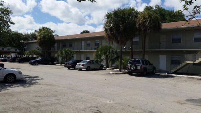 Building Photo - 2401 Van Buren St Unit Apt 4