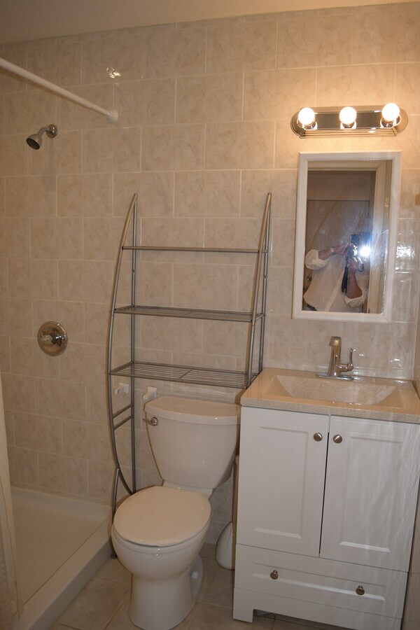 Bath - 109 Cook St Unit Apt 3