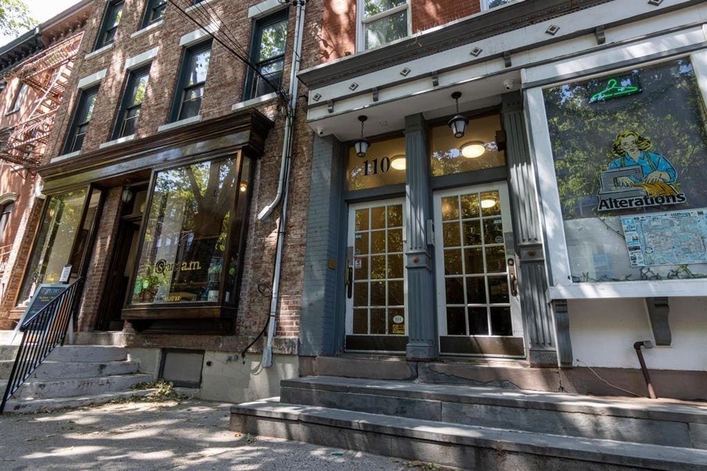 Photo - 110 Morris St