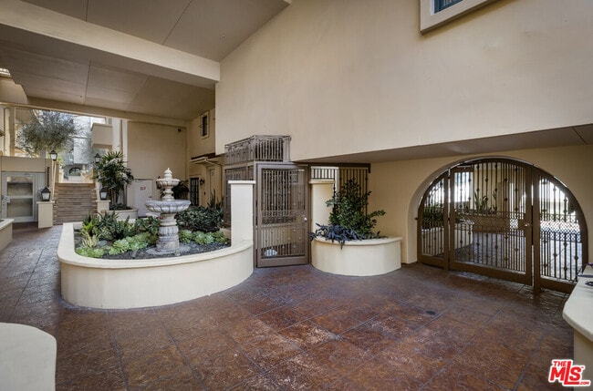 Photo - 851 N San Vicente Blvd Unidad 102