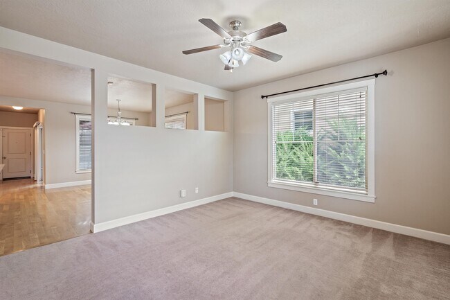 Photo - 470 W Peck St