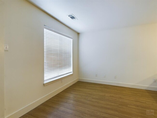 Photo - 711 W 32nd St Unidad 143