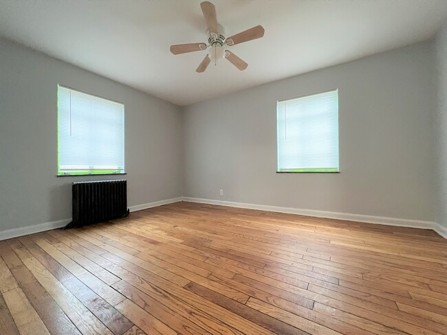 Bedroom - 1623 Summit Rd Apartments Unit 3