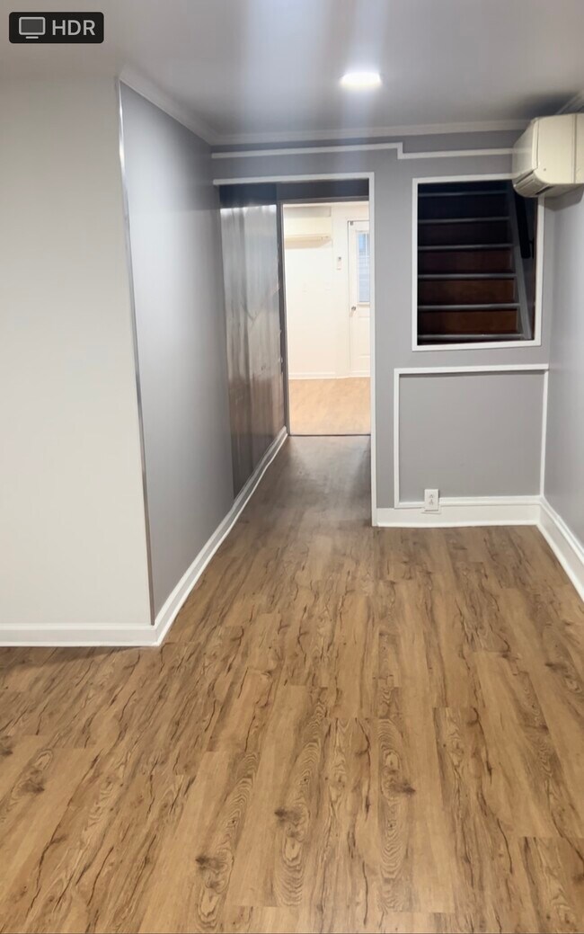 Common entry area. - 605 Bramhall Ave