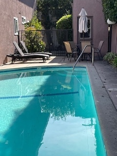 Asientos junto a la piscina/lavadero - 1741 Camden Ave