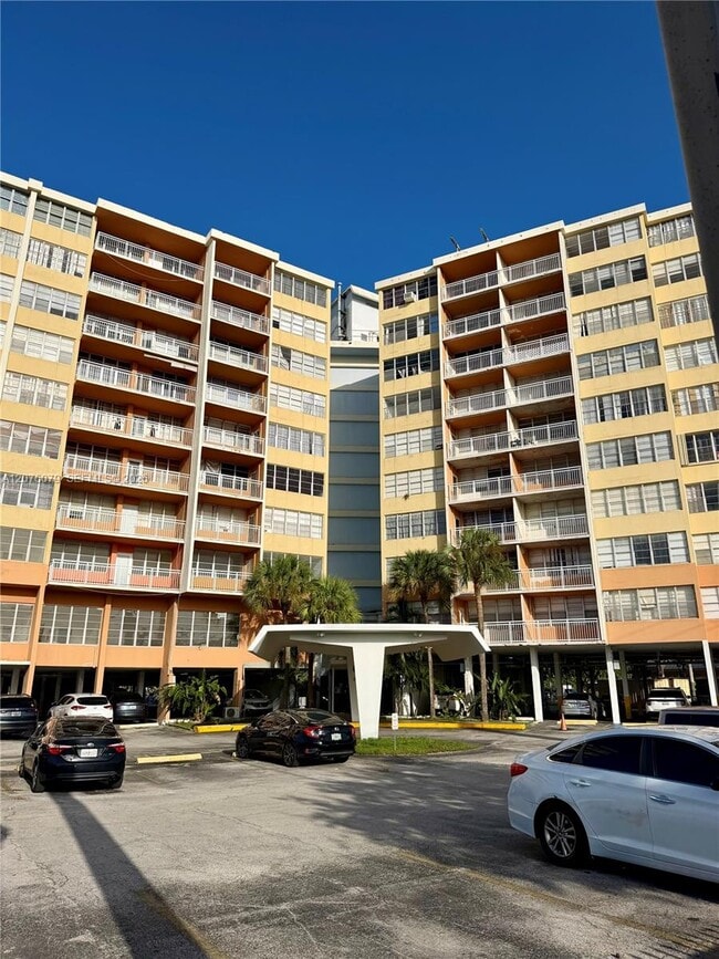 Building Photo - 2025 NE 164th St Unit 608