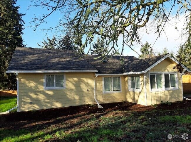 Building Photo - Charming Retreat: Fully Remodeled 3 Bed, 2... Rental