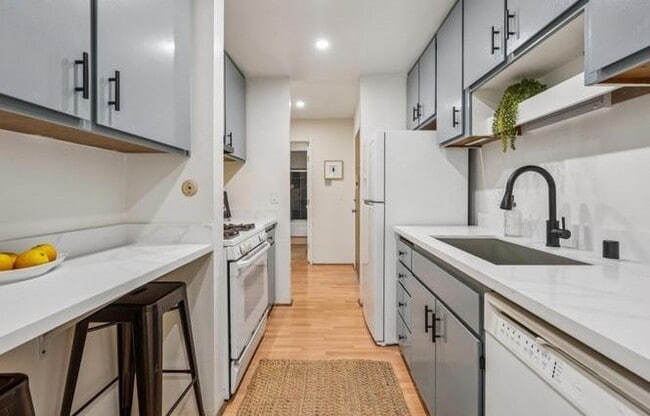 Photo - 2700 Le Conte Ave Unidad 406