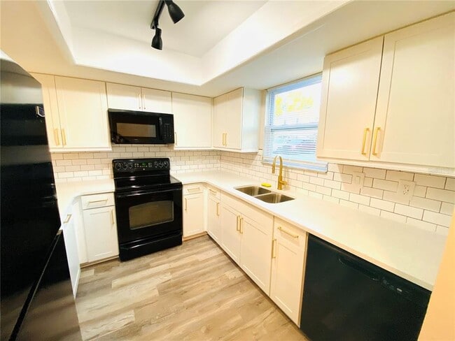 Photo - 148 Douglas Rd W