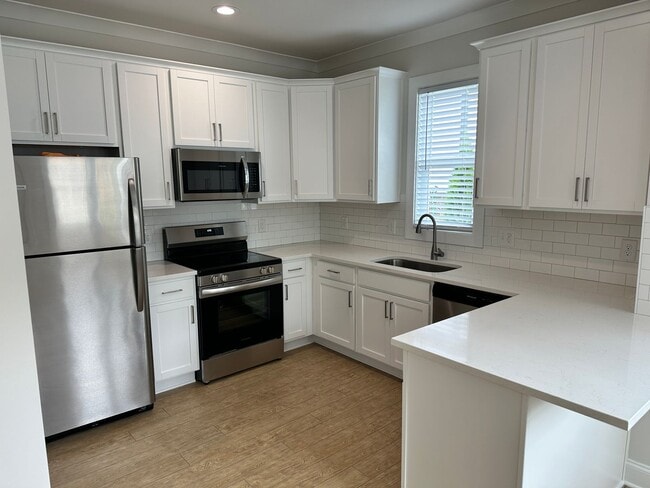 Building Photo - Beautiful 2 Bedroom Home in Commonwealth P...