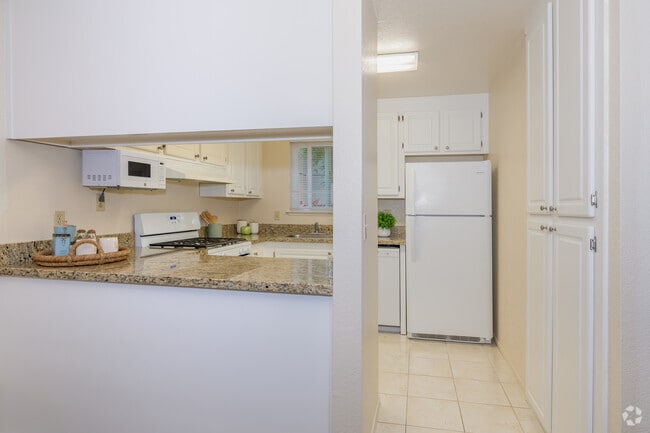 1BR, 1BA 0 724SF - Kitchen - The Arbors