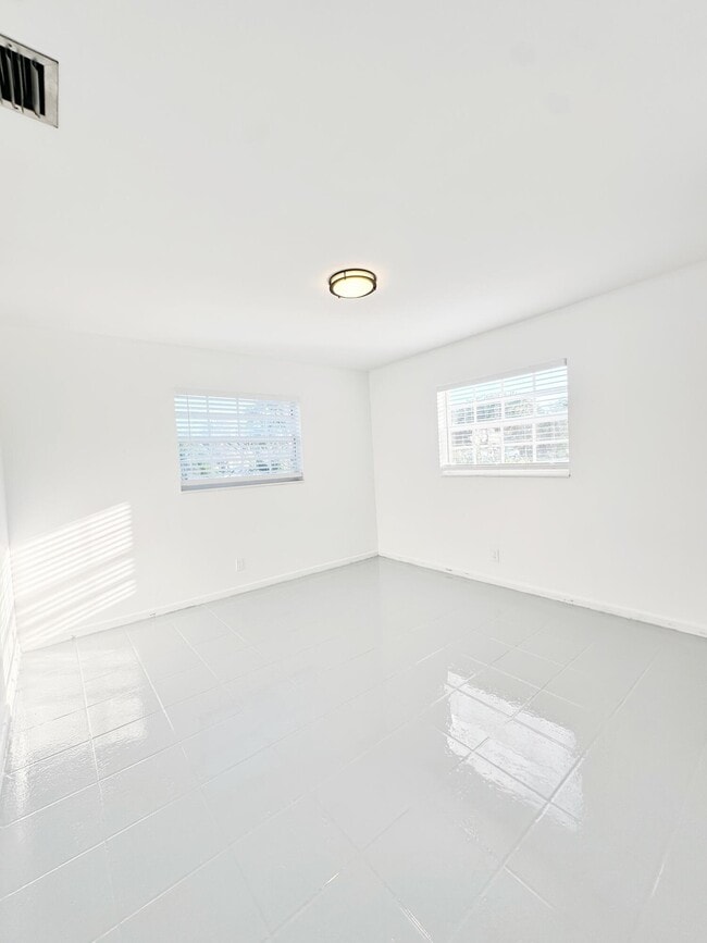 Photo - 207 Huron Pl