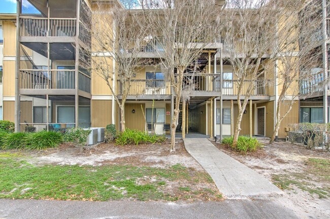Building Photo - Nice and spacious condo on the 3rd with washer and dryer, near USF and I-75