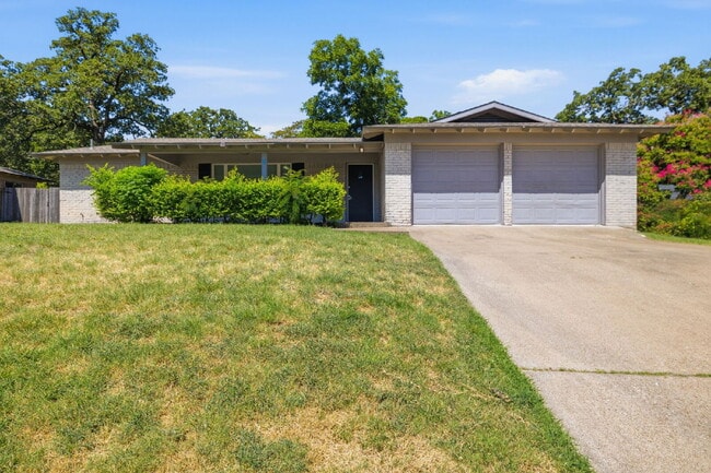 Building Photo - "Spacious 3-Bedroom Home in Hurst Featuring Two Living Areas Plus a Bonus Room!"