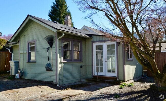 Building Photo - 112 Wells Ave S Rental
