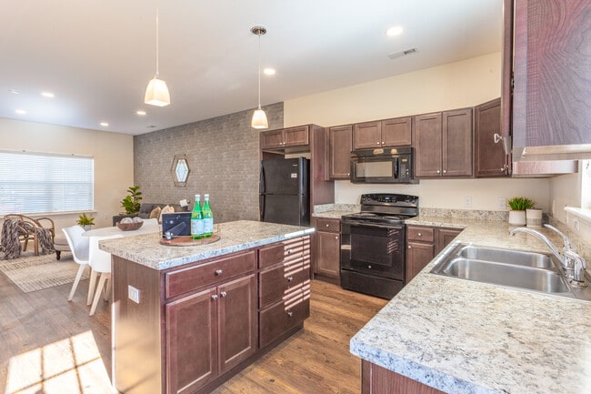 Nota: el ladrillo no está en esta unidad. - 274 Trunk St NE Unidad 274