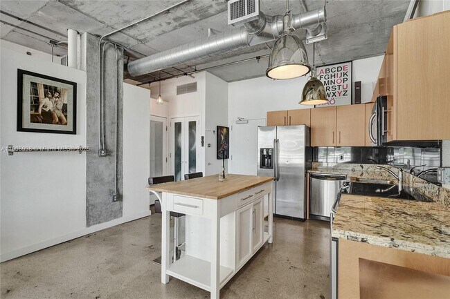 Photo - 444 NE 30th St Unidad 1007