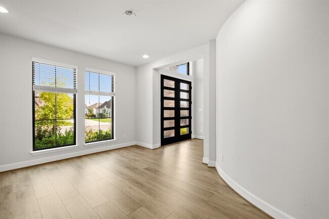Photo - 220 Sadaba St