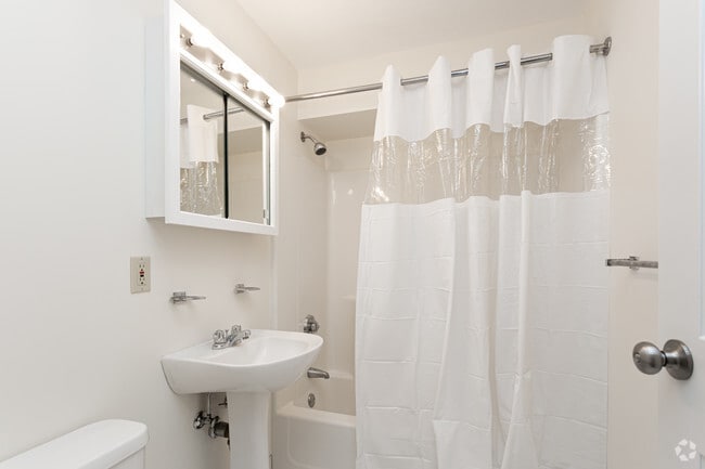 2BR, 2BA - 1,300SF