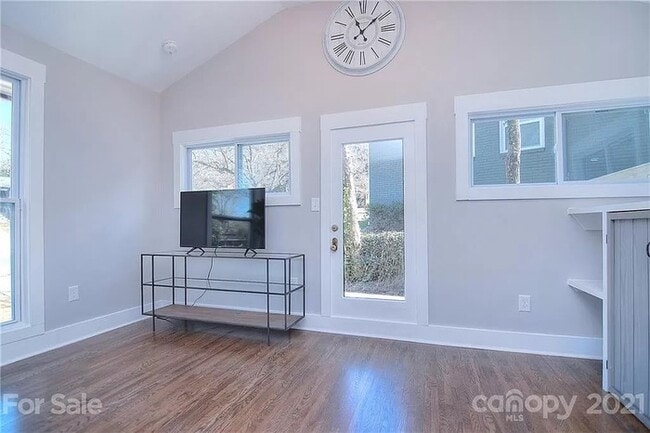 Photo - Remodeled 3 bed, 2 bath home in Plaza-Shamrock!