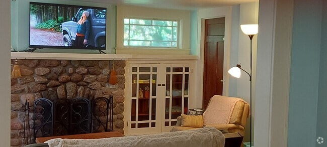 Building Photo - 1784 Lake Rd Unit 1 Rental