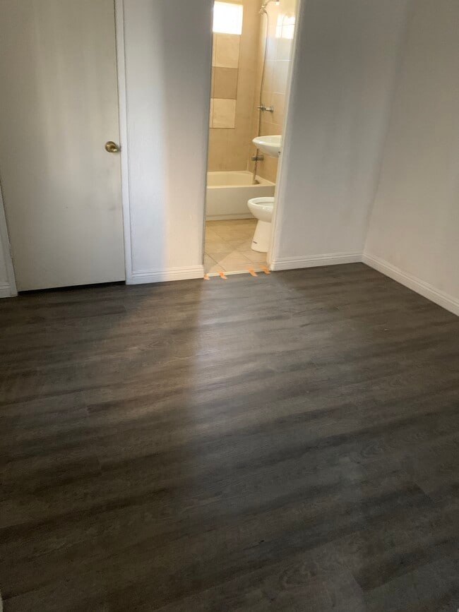 Building Photo - 910 S Marengo Ave Unit 1