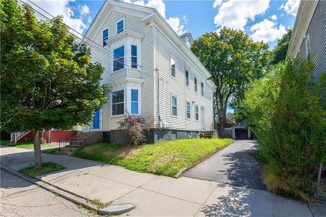 Building Photo - 181 Pleasant St Unit 3 Rental
