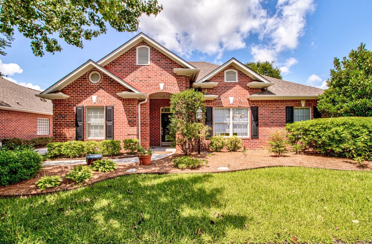 Gorgeous Brick 3 Bedroom Home Available fo... - Gorgeous Brick 3 Bedroom Home Available fo...