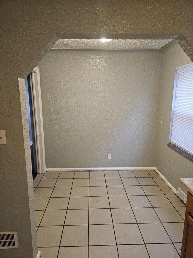 Photo - 16724 Rutherford St