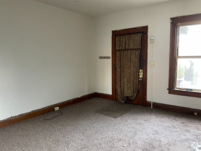 Building Photo - 328 Robbins Ave Rental