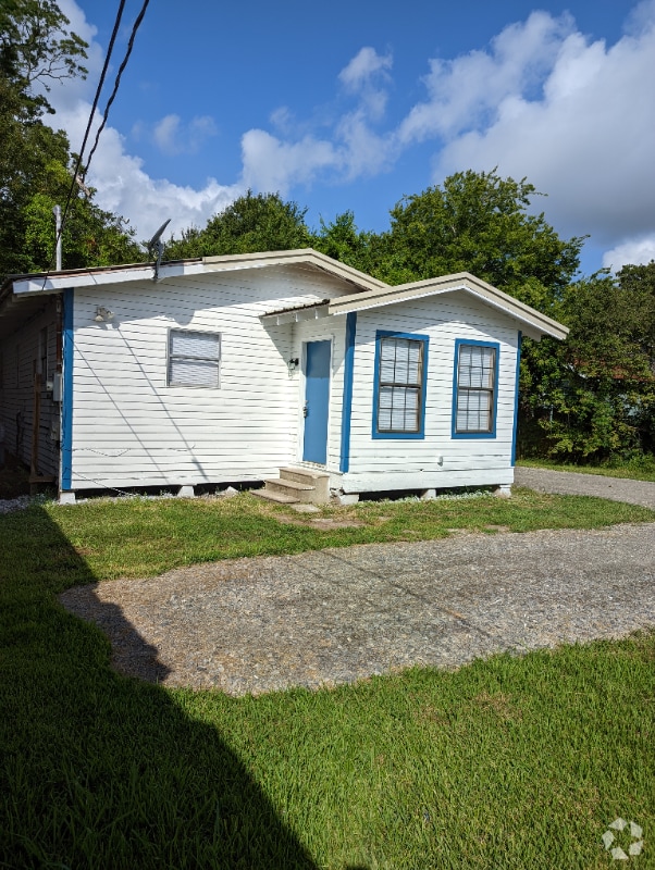 Building Photo - 711 Jane St Rental