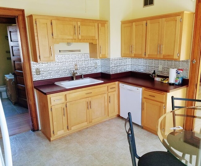 Kitchen - 2531 S Brisbane Ave Unidad The Brisbane Upper