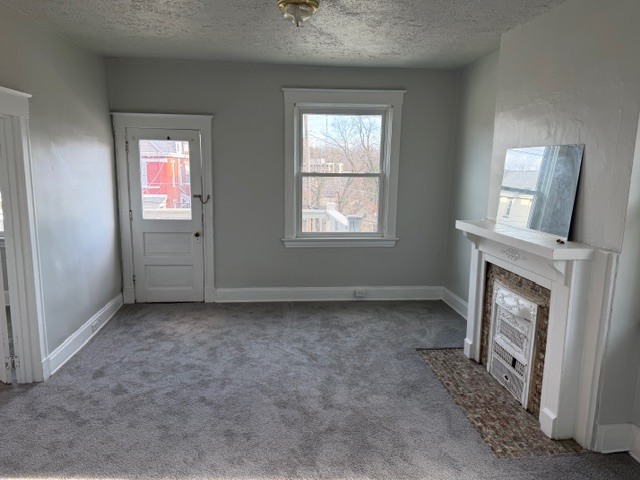 Sala de estar del segundo piso - 2025 Burnet Ave Unidad 2